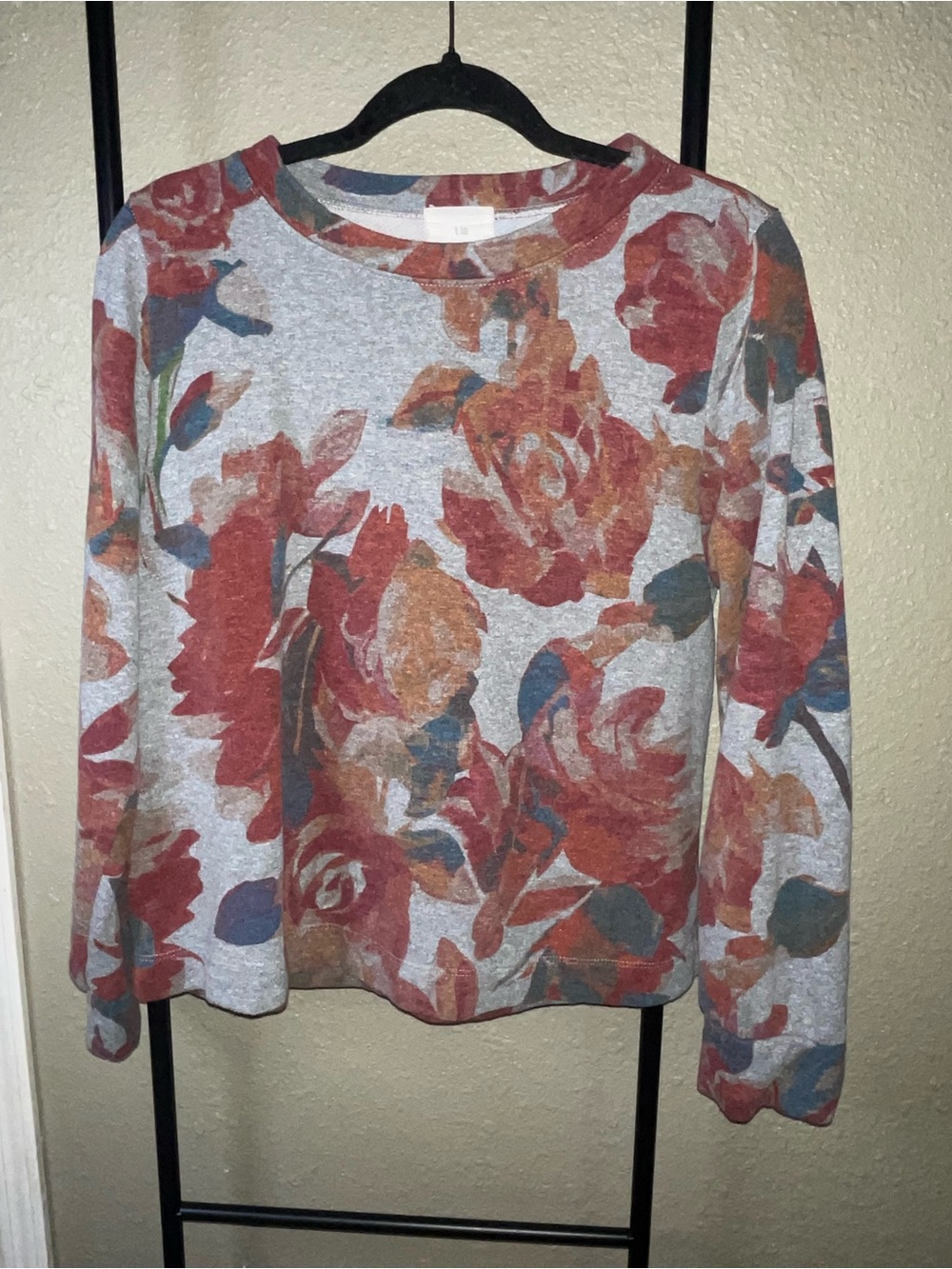 T.La Floral Crewneck Sweatshirt in Rust and Blue on Gray